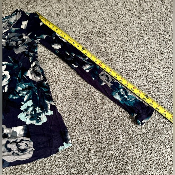 SIMPLY VERA Size S Navy Floral Rayon Knit Top - Picture 6 of 8